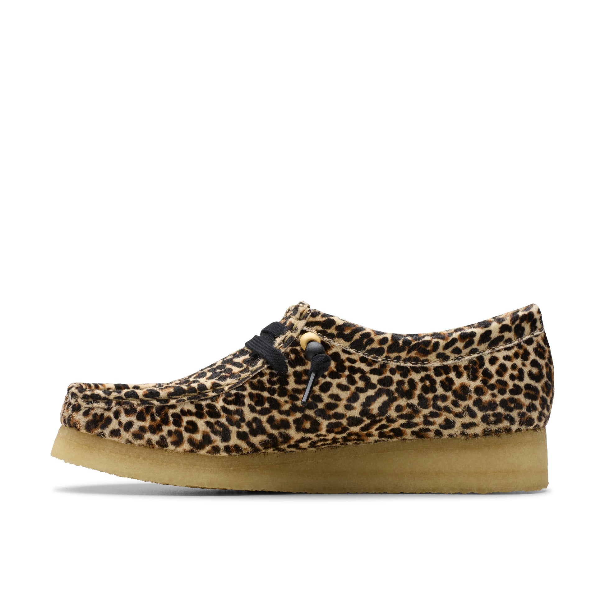 Zapatos casual para mujer de la marca clarks modelo wallabee. leopard print en color amarillo