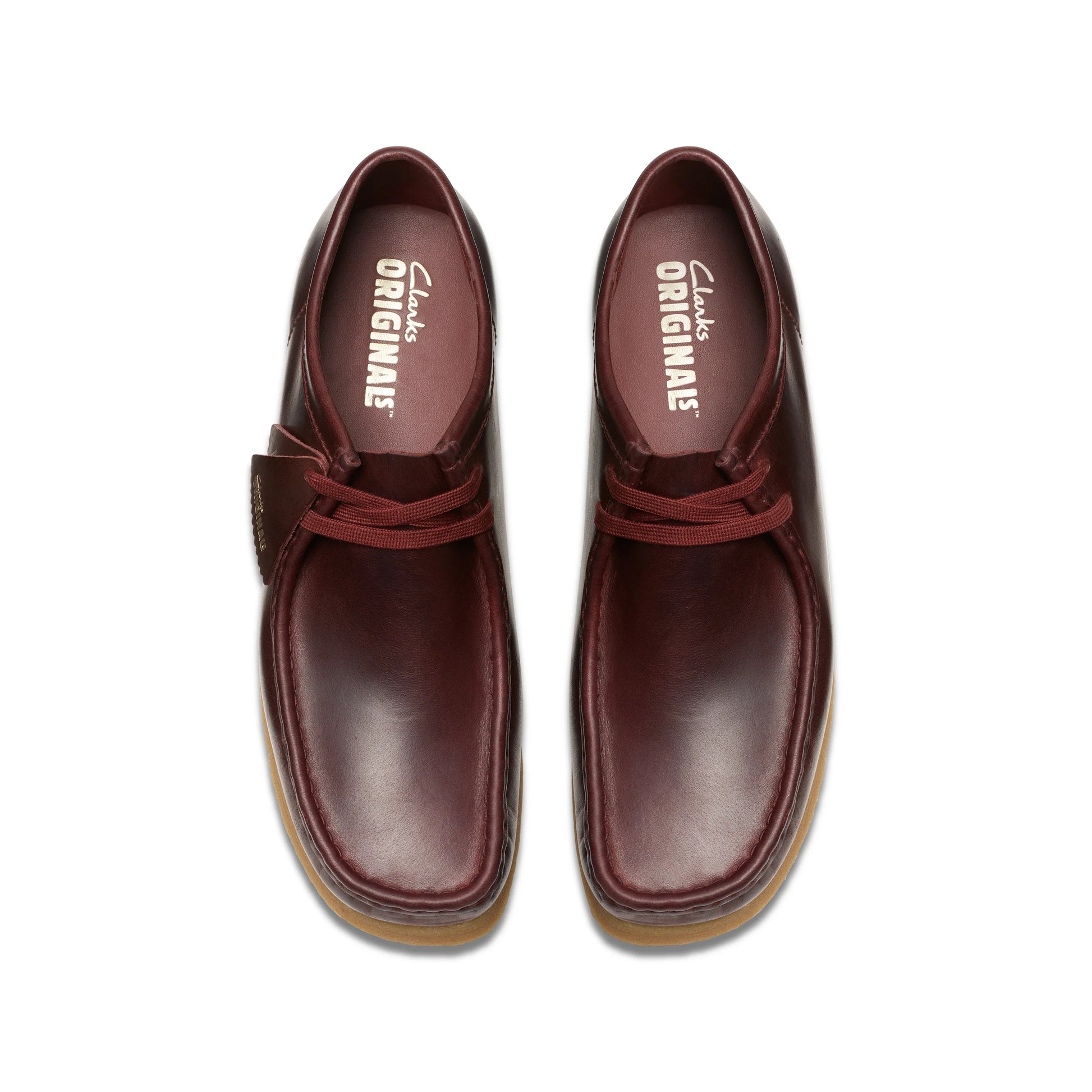 Zapatos casual para hombre de la marca clarks modelo wallabee deep red leather en color rojo