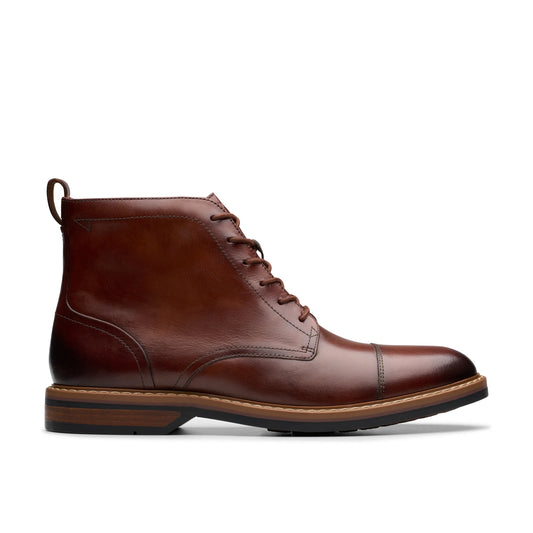 Мужские ботинки бренда Clarks, модель Aldwin Cap Mid Tan Lea бежевого цвета.