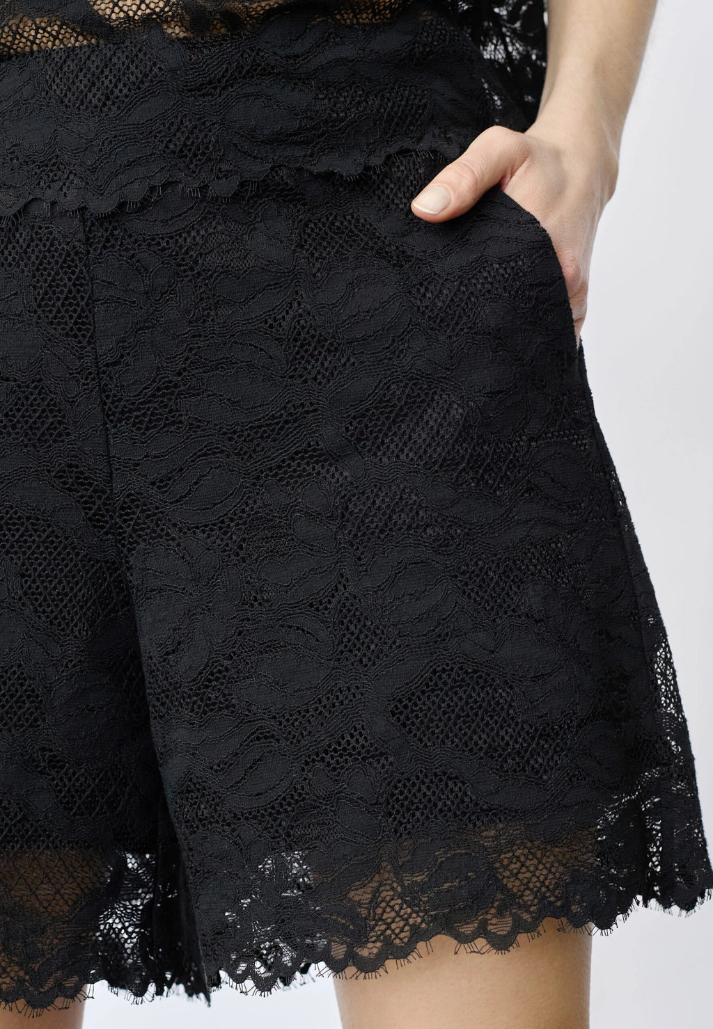 COCOUTURE Lannycc LACE Shorts Black: أسود بنطال للنساء