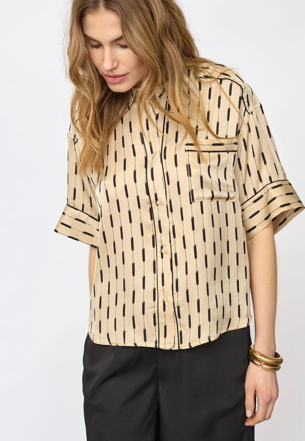 COCOUTURE Solveacc SS Shirt Bisquit: بيج camisas للنساء