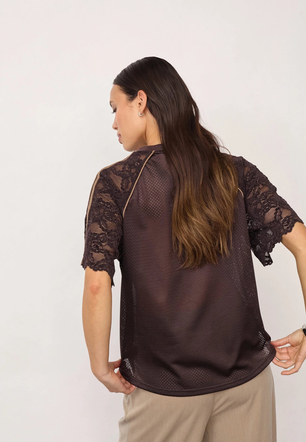 COCOUTURE Treycc LOGO LACE TEE DARK Brown: brown T-shirt for women