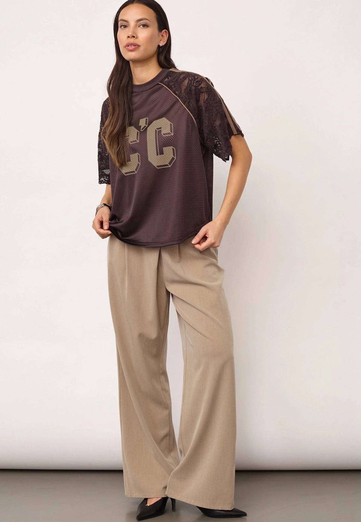 COCOUTURE Treycc LOGO LACE TEE DARK Brown: brown T-shirt for women