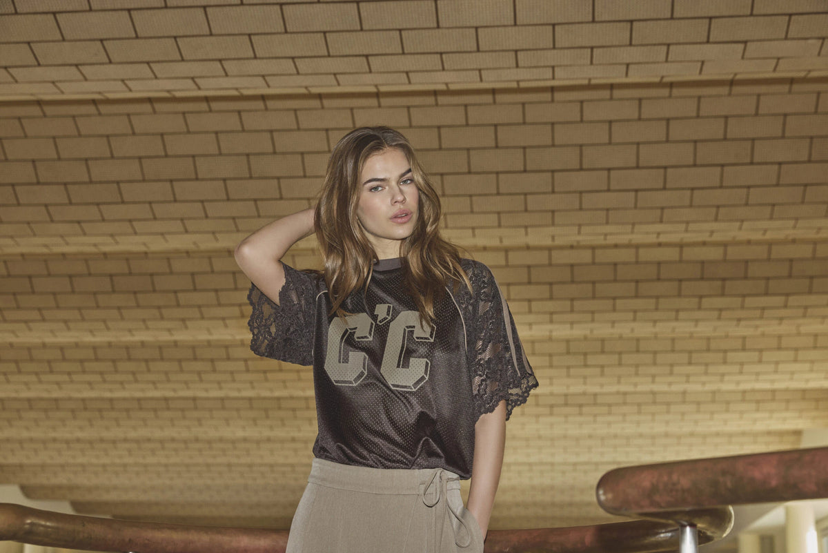 COCOUTURE Treycc LOGO LACE TEE DARK Brown: brown T-shirt for women