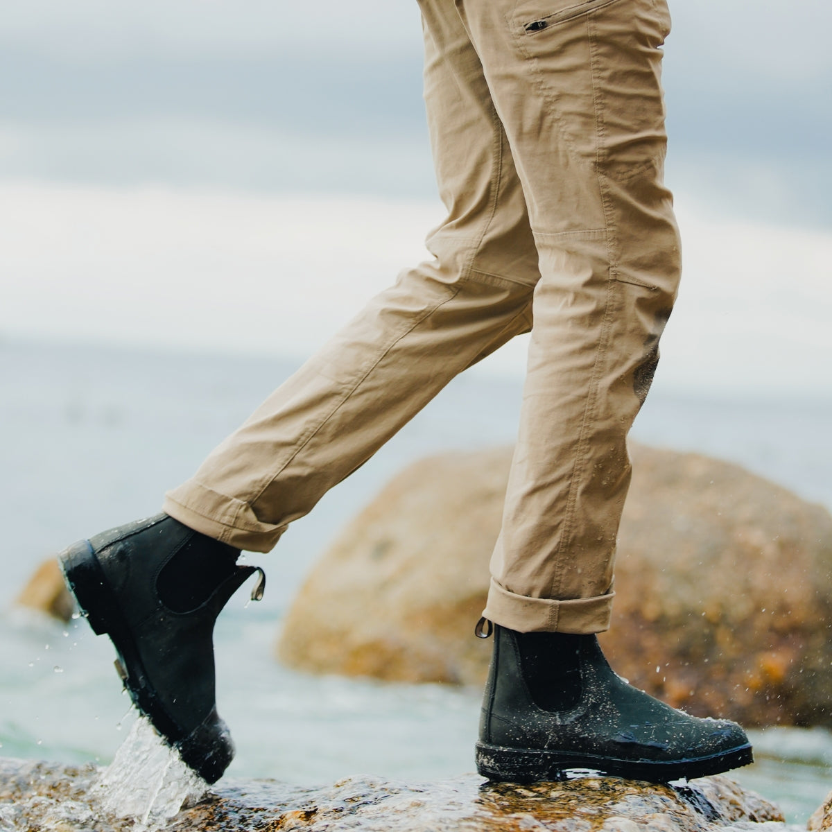 BLUNDSTONE BOTA Chelsea Icónica Negro Rústico: أسود بوت قصير للجنسين