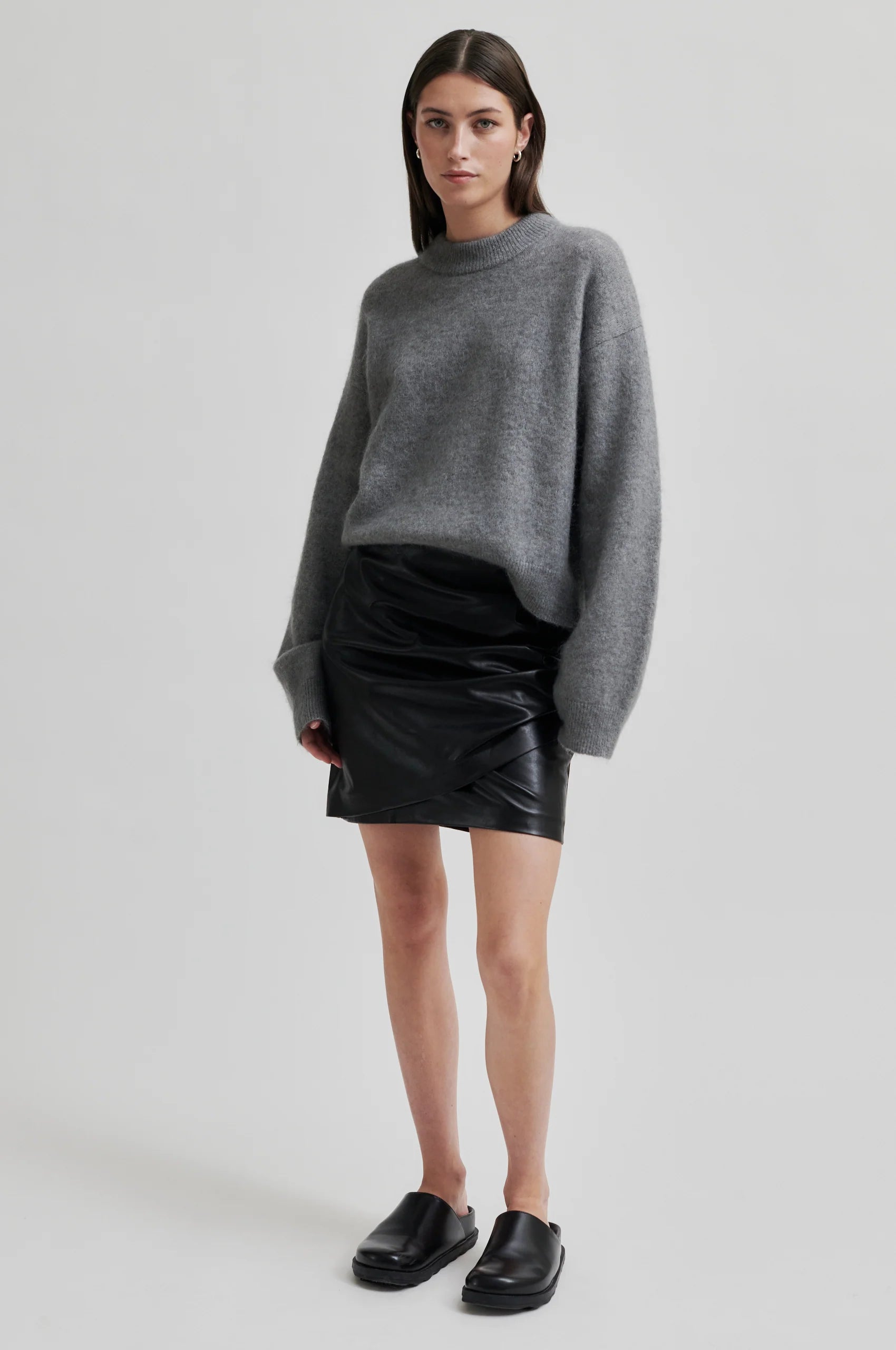 SECOND FEMALE | JERSEY | MUJER | BROOK KNIT DROP SHOULDER O-NECK CHARCOAL GRAY | GRIS
