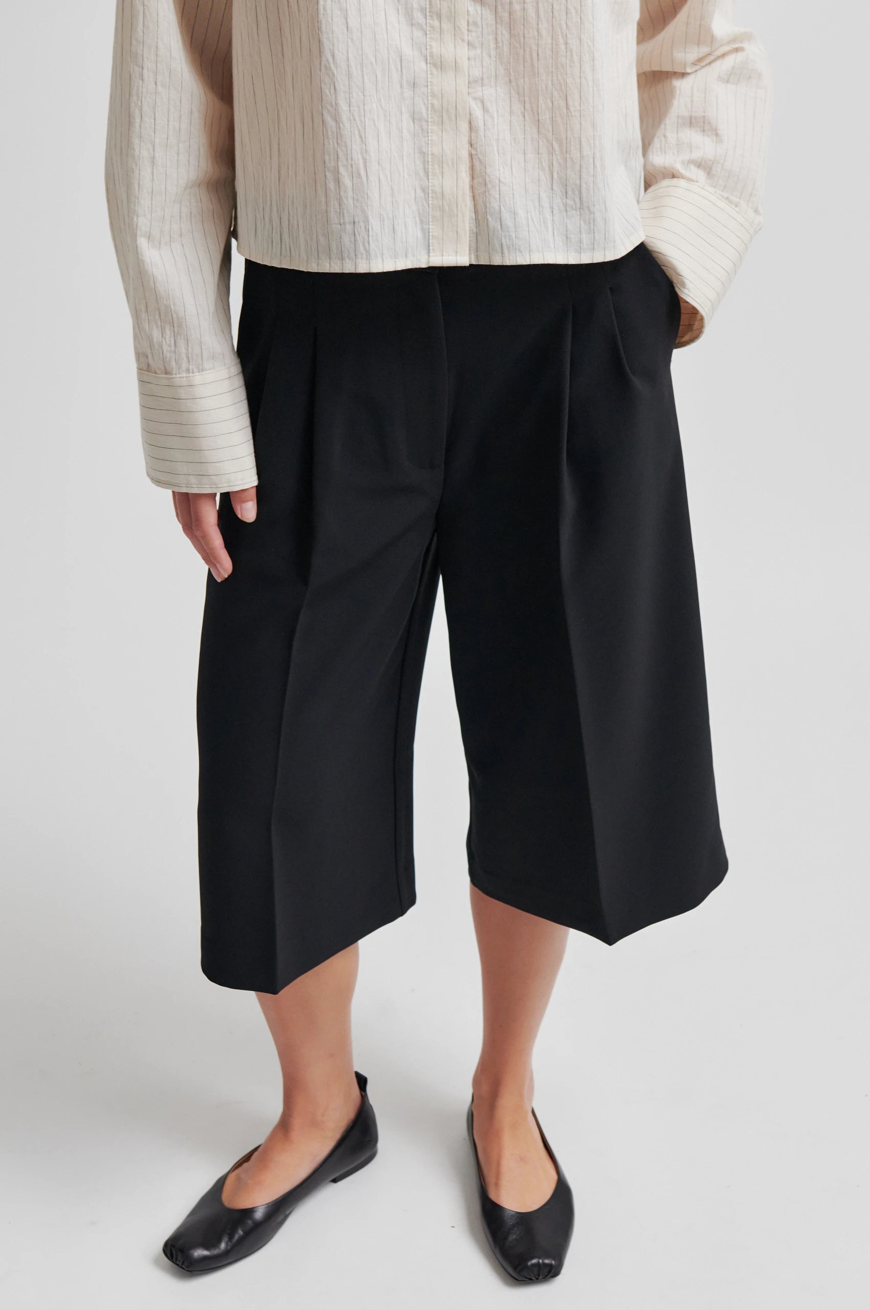 SECOND FEMALE | PANTALONES CORTOS | MUJER | FLORE BERMUDA BLACK | NEGRO