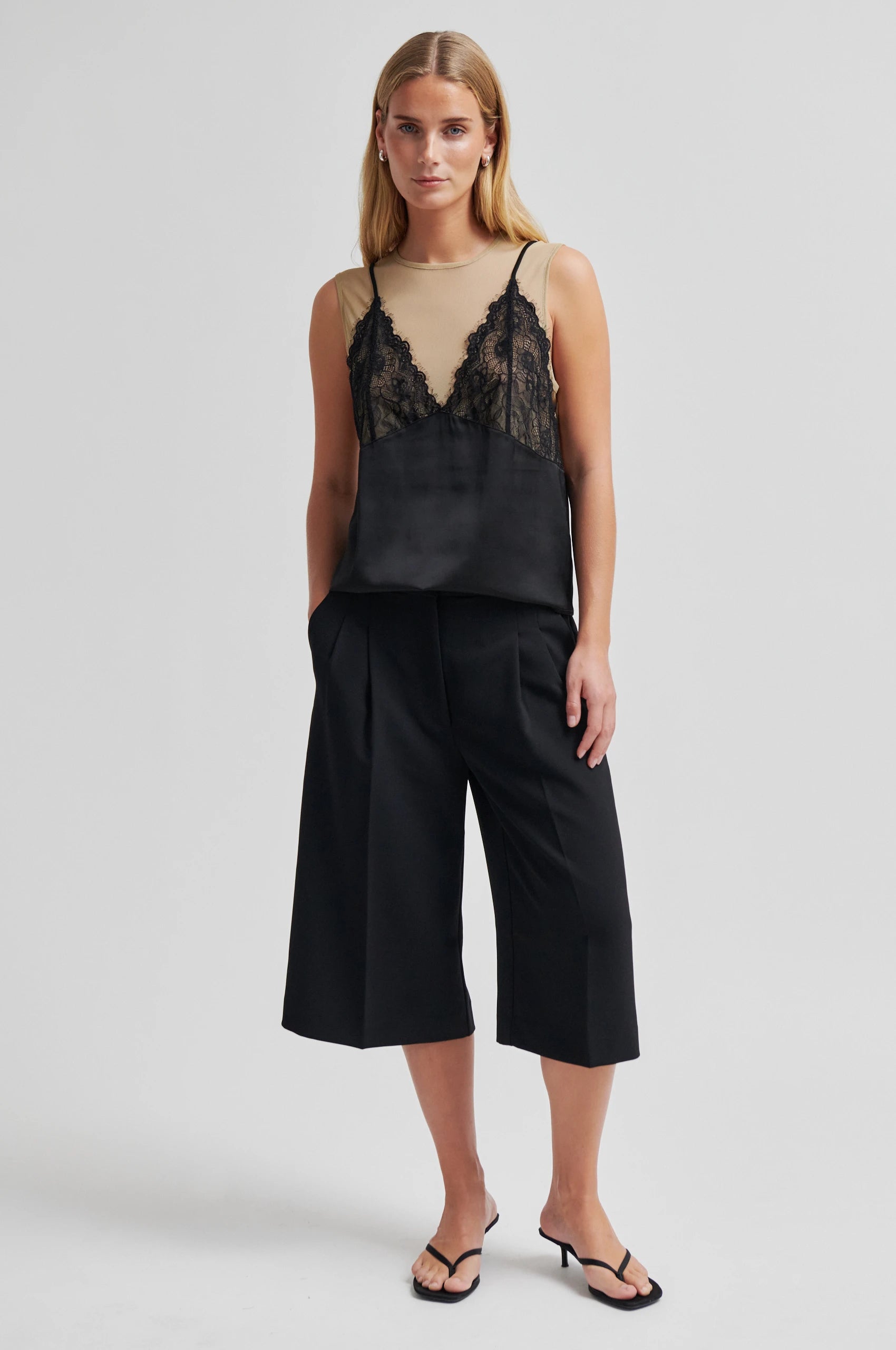 SECOND FEMALE | PANTALONES CORTOS | MUJER | FLORE BERMUDA BLACK | NEGRO
