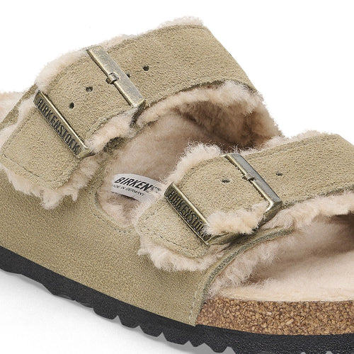 BIRKENSTOCK | SANDALIAS | MUJER | ARIZONA SHEARLING SUEDE LEATHER/FUR TAUPE | VERDE