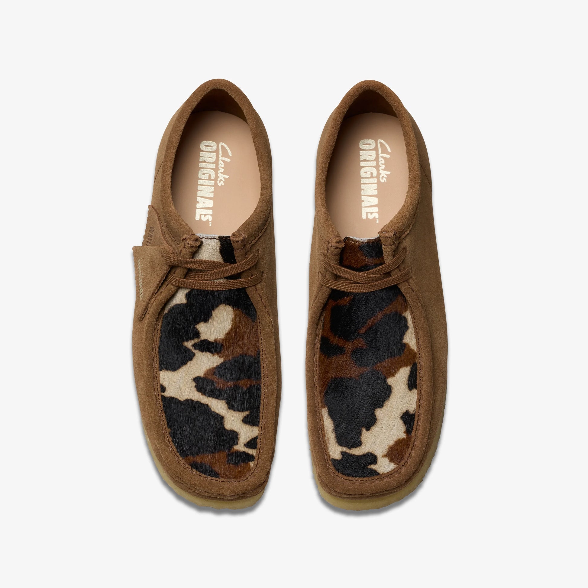 Zapatos Casual De La Marca Clarks  Para Hombre Modelo Wallabee Cola Interest En Color Marrón