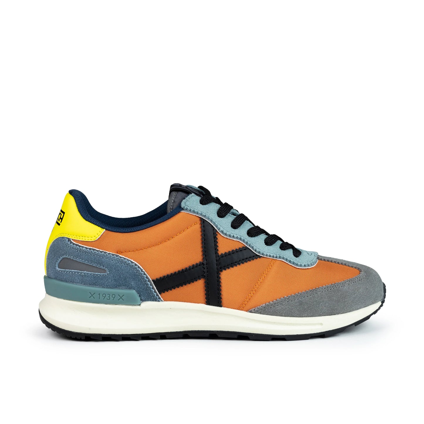 Sneakers de la marca munich para hombre modelo dynamo 74 en color naranja