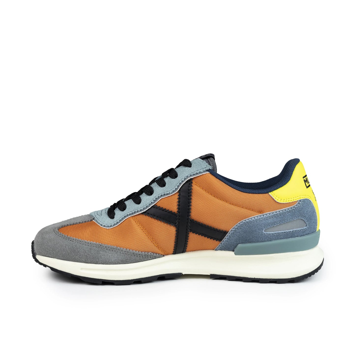 Sneakers de la marca munich para hombre modelo dynamo 74 en color naranja