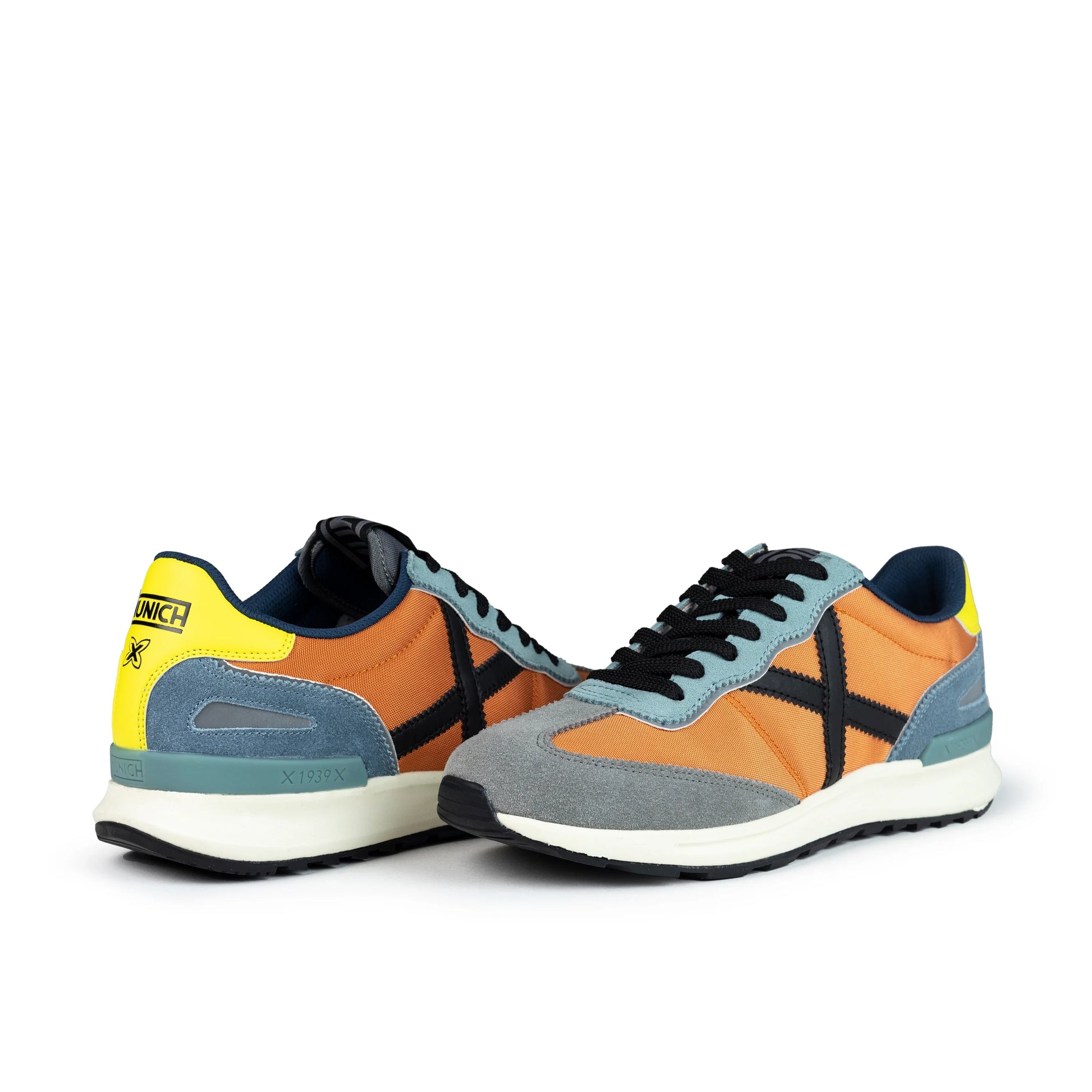 Sneakers de la marca munich para hombre modelo dynamo 74 en color naranja