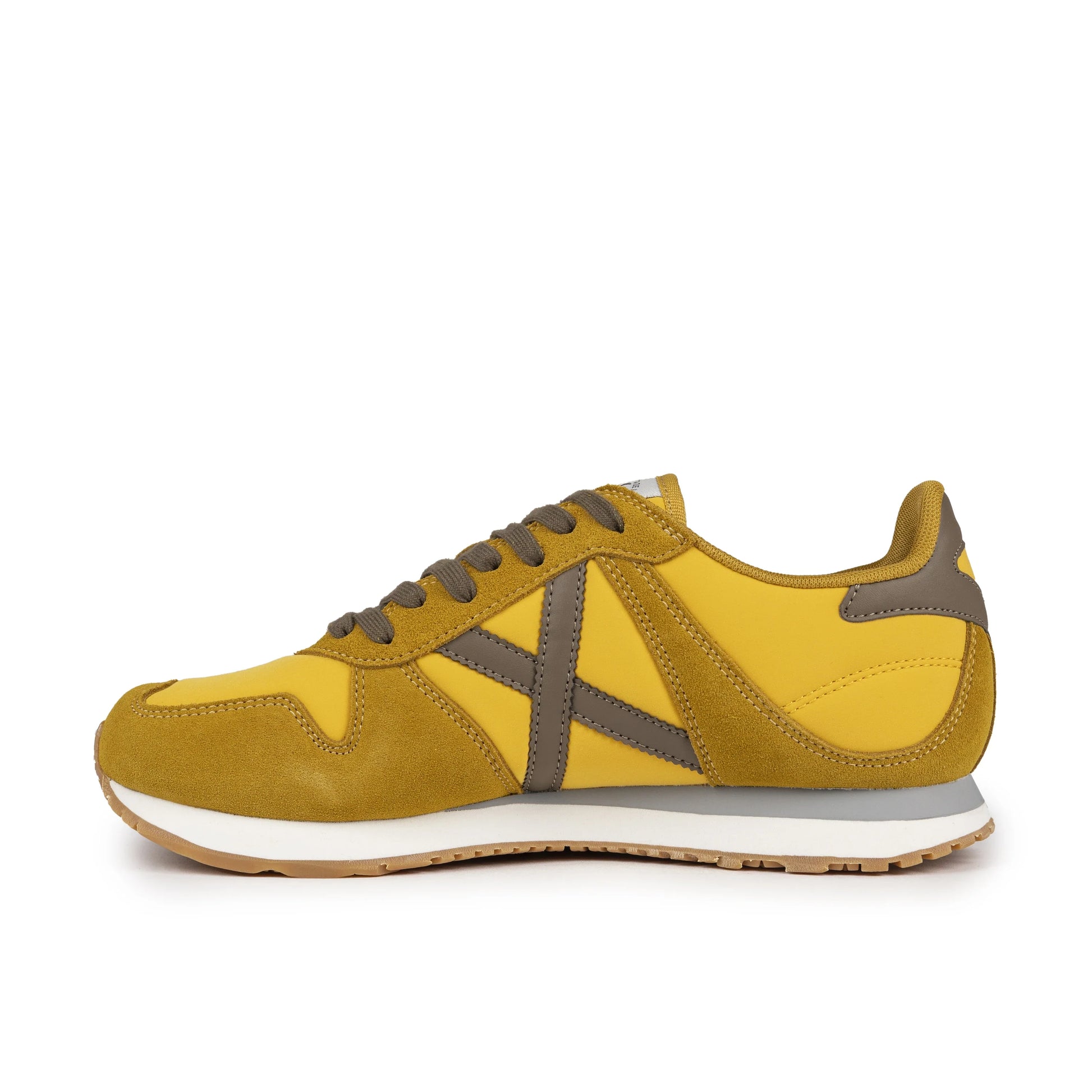 Sneakers de la marca munich para hombre modelo massana classic man 63 en color amarillo