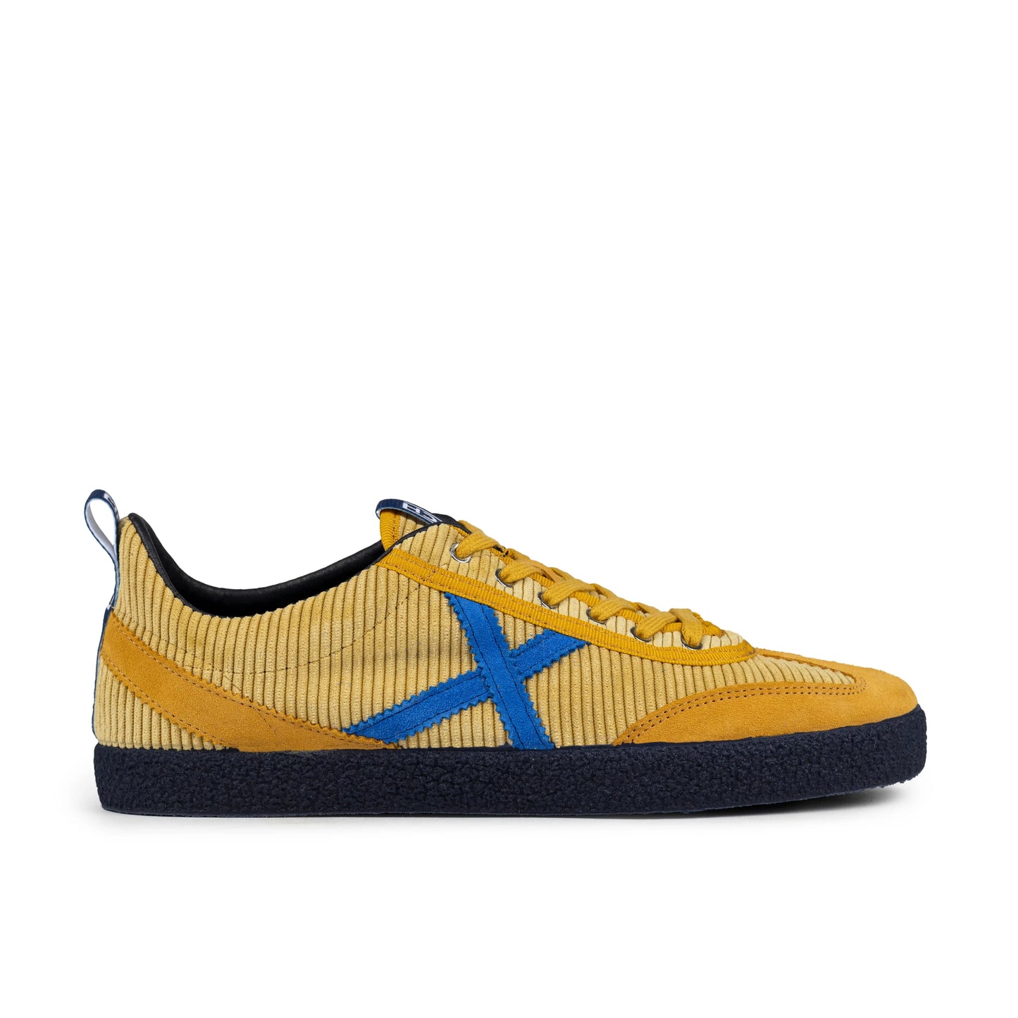 Sneakers de la marca munich unisex modelo volata 82 en color amarillo