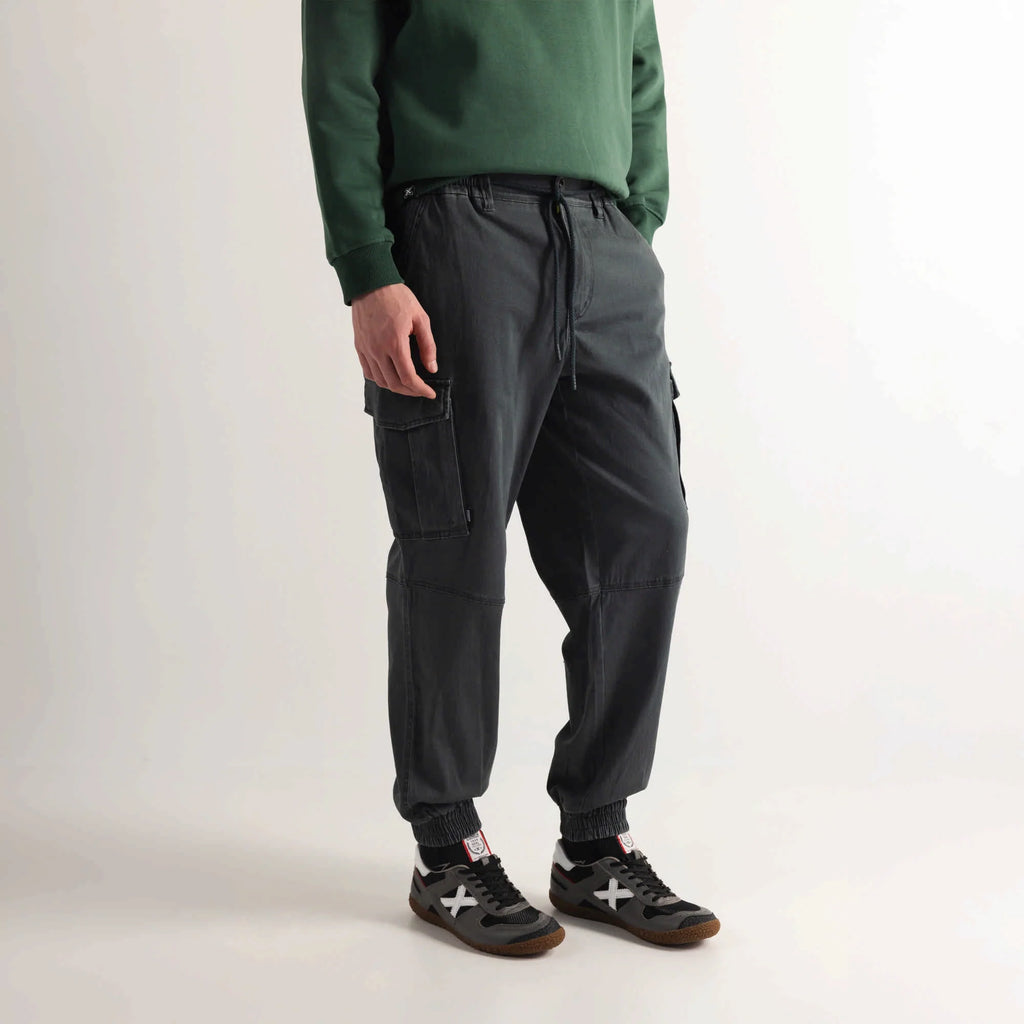 PANTALONES MUNICH PARA HOMBRE MODELO LIFESTYLE CARGO JOGGER WANDER ANTHRACITE REFERENCIA 2507934