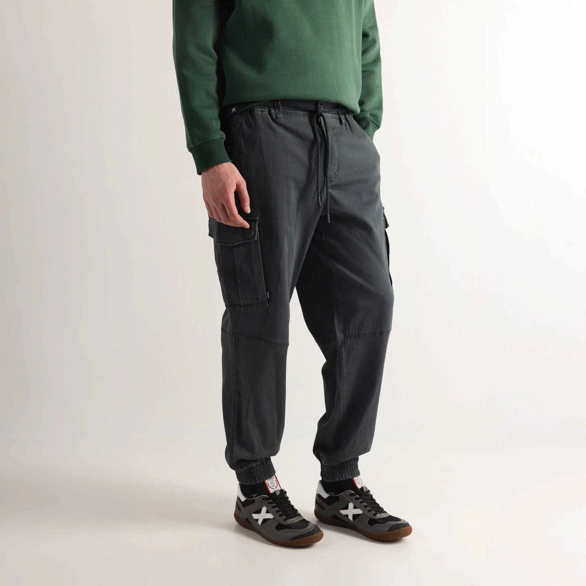PANTALONES MUNICH PARA HOMBRE MODELO LIFESTYLE CARGO JOGGER WANDER ANTHRACITE REFERENCIA 2507934