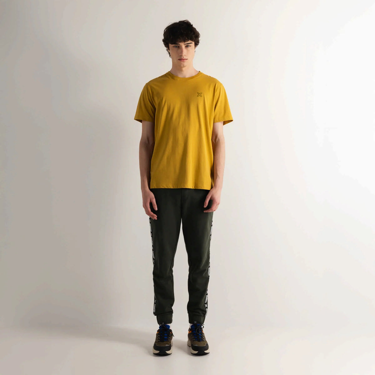CAMISETA MUNICH PARA HOMBRE MODELO ESSENTIALS T-SHIRT MUSTARD REFERENCIA 2507938