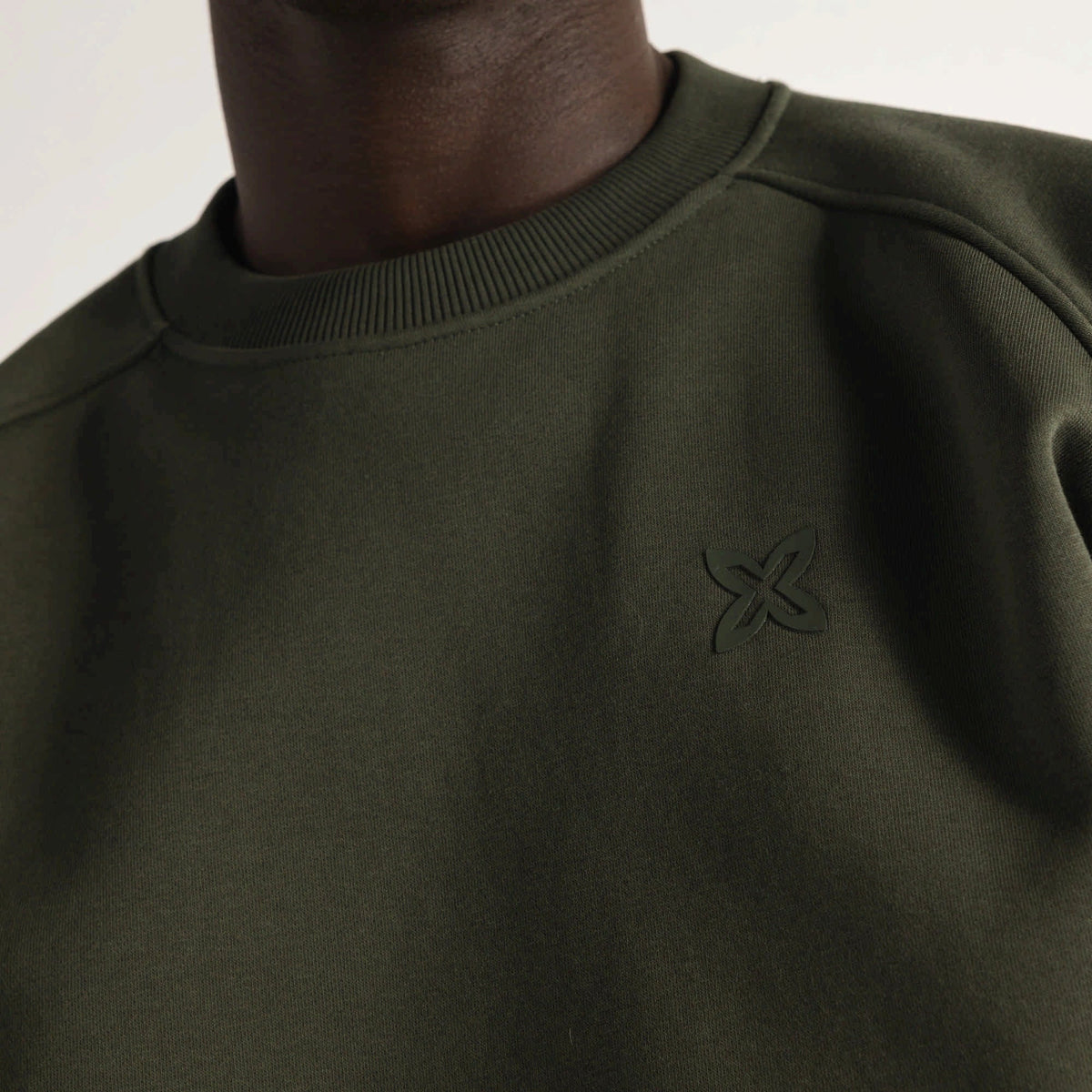 JERSEY MUNICH PARA HOMBRE MODELO ESSENTIALS SWEATSHIRT KHAKI REFERENCIA 2507943