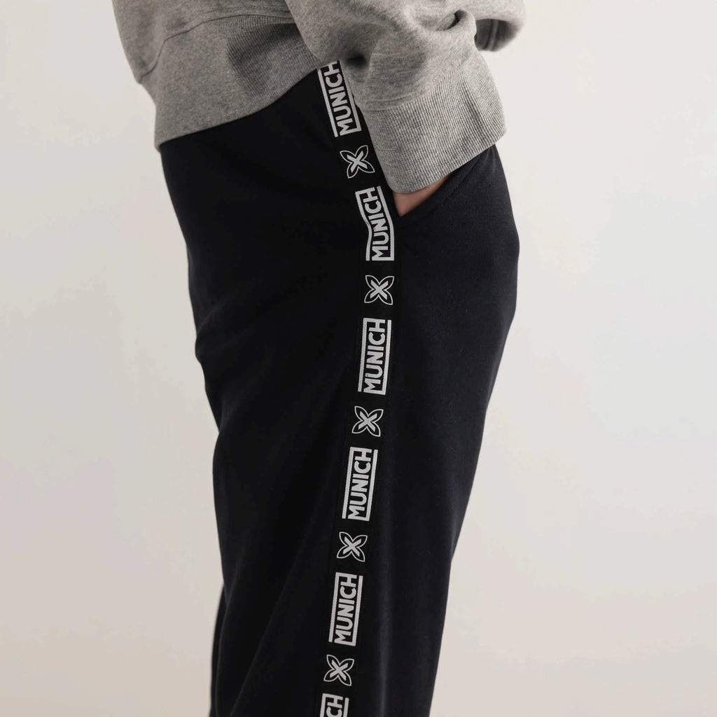 PANTALONES MUNICH PARA HOMBRE MODELO ESSENTIALS PANT SQUADRA BLACK REFERENCIA 2507948