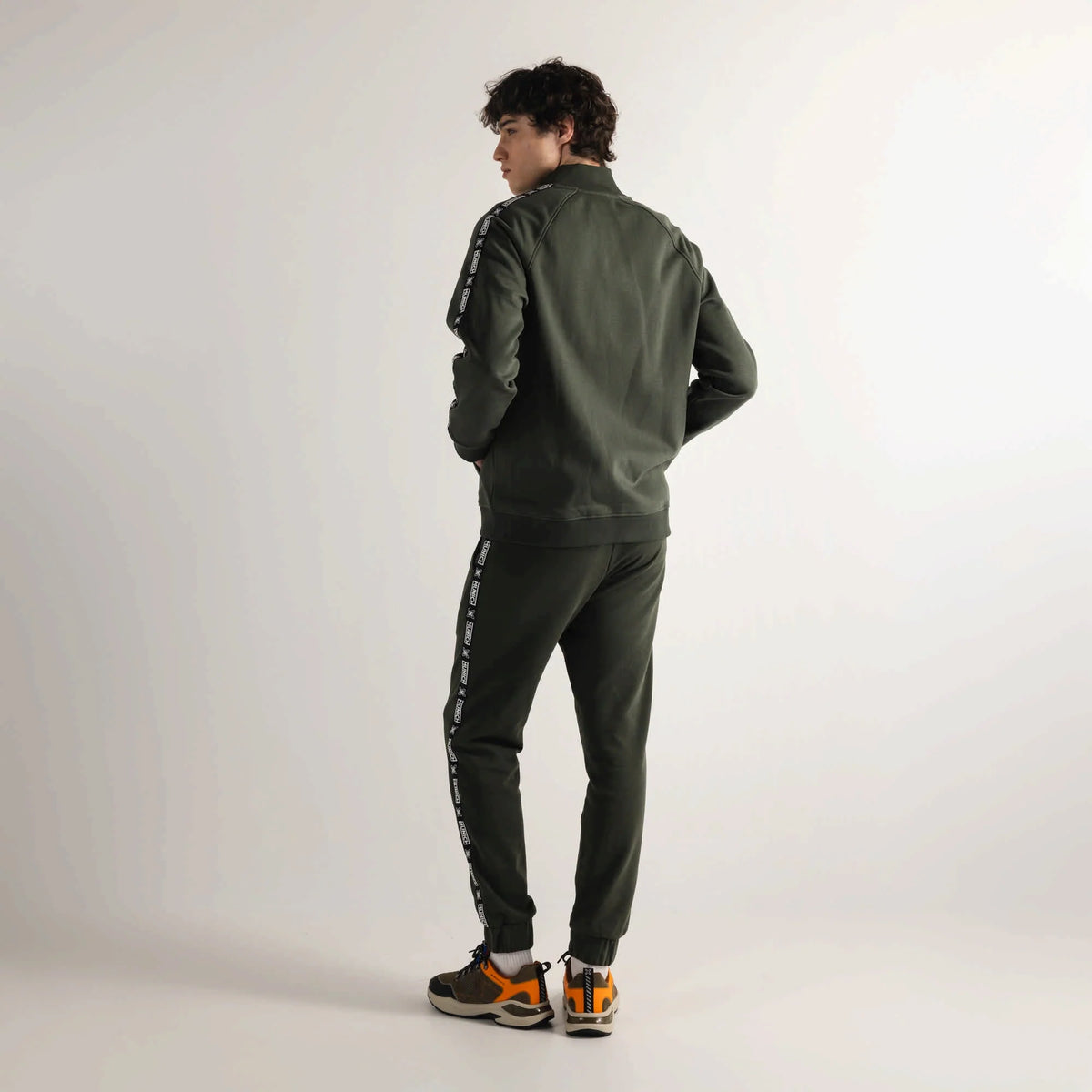 PANTALONES MUNICH PARA HOMBRE MODELO ESSENTIALS PANT SQUADRA KHAKI REFERENCIA 2507949