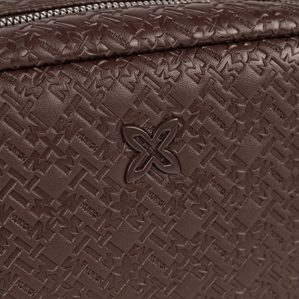 MUNICH Camera Crossbody Chocolate: ブラウン バッグ レディース