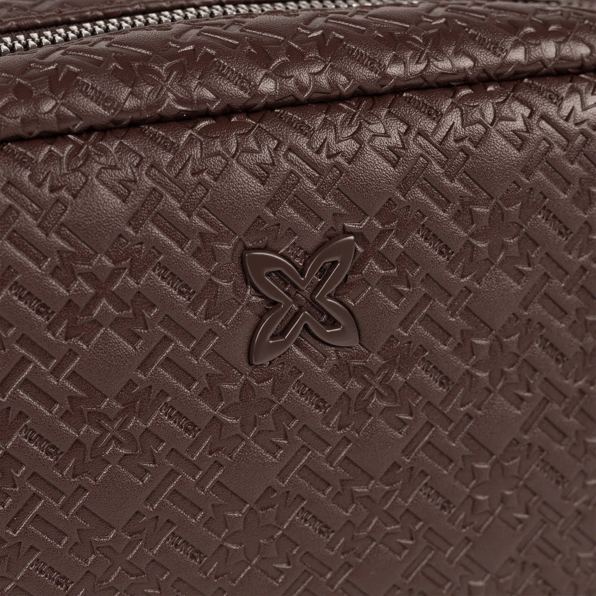 MUNICH Camera Crossbody Chocolate: ブラウン バッグ レディース