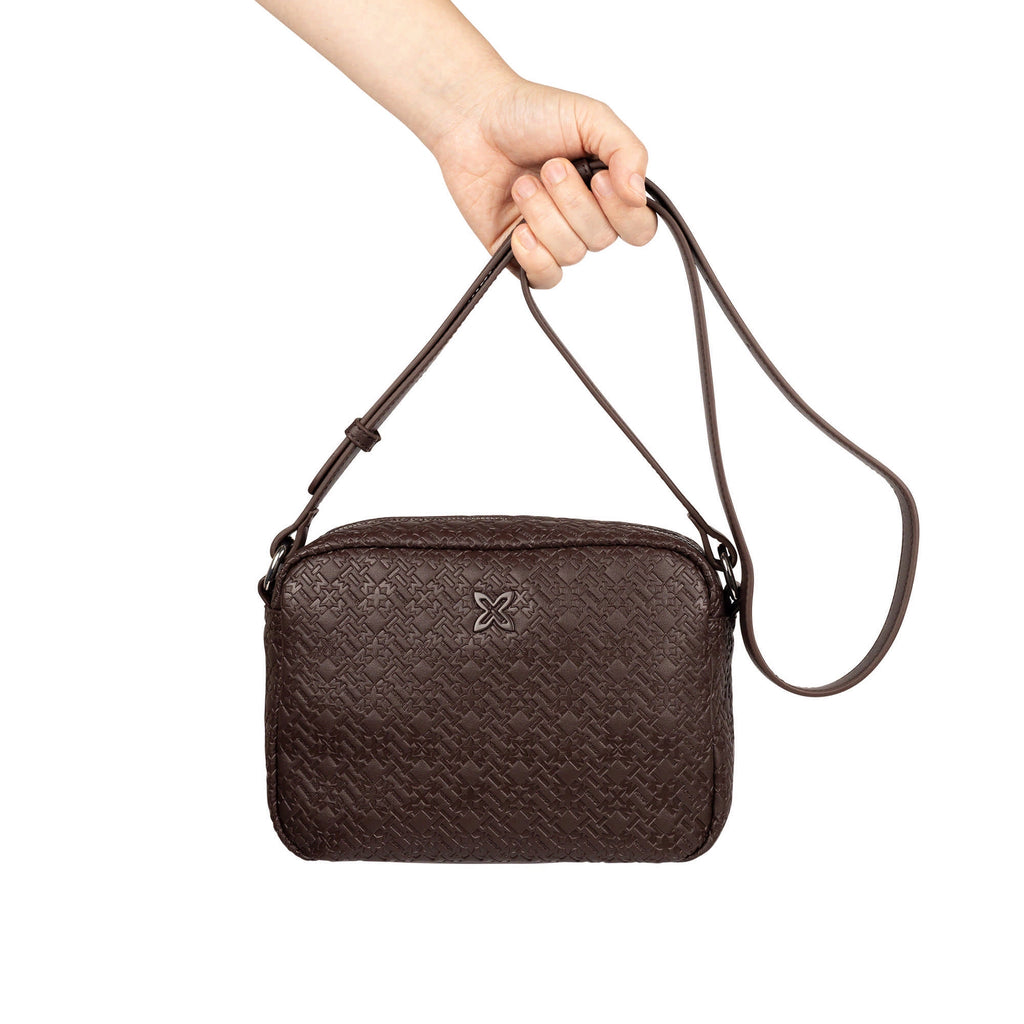 MUNICH Camera Crossbody Chocolate: ブラウン バッグ レディース