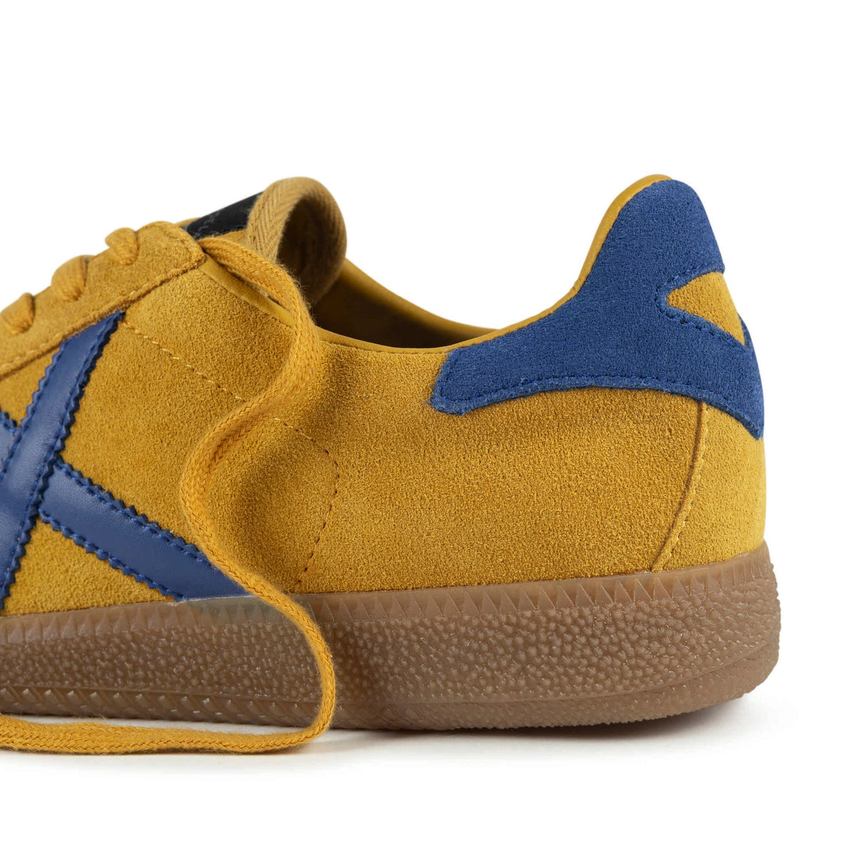 SNEAKERS MUNICH UNISEX MODELO BARRU 230 AMARILLO REFERENCIA 8290230