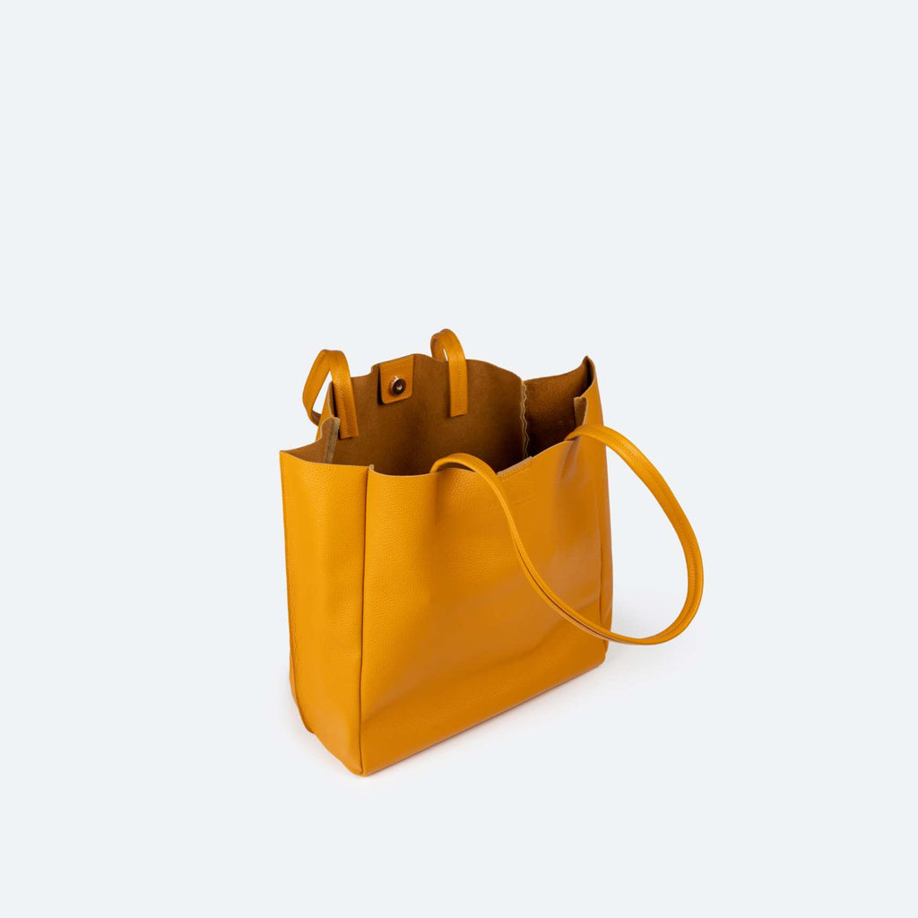 Borsa da donna del marchio Munich, modello Loft Woman Shopper Moutard, di colore giallo.