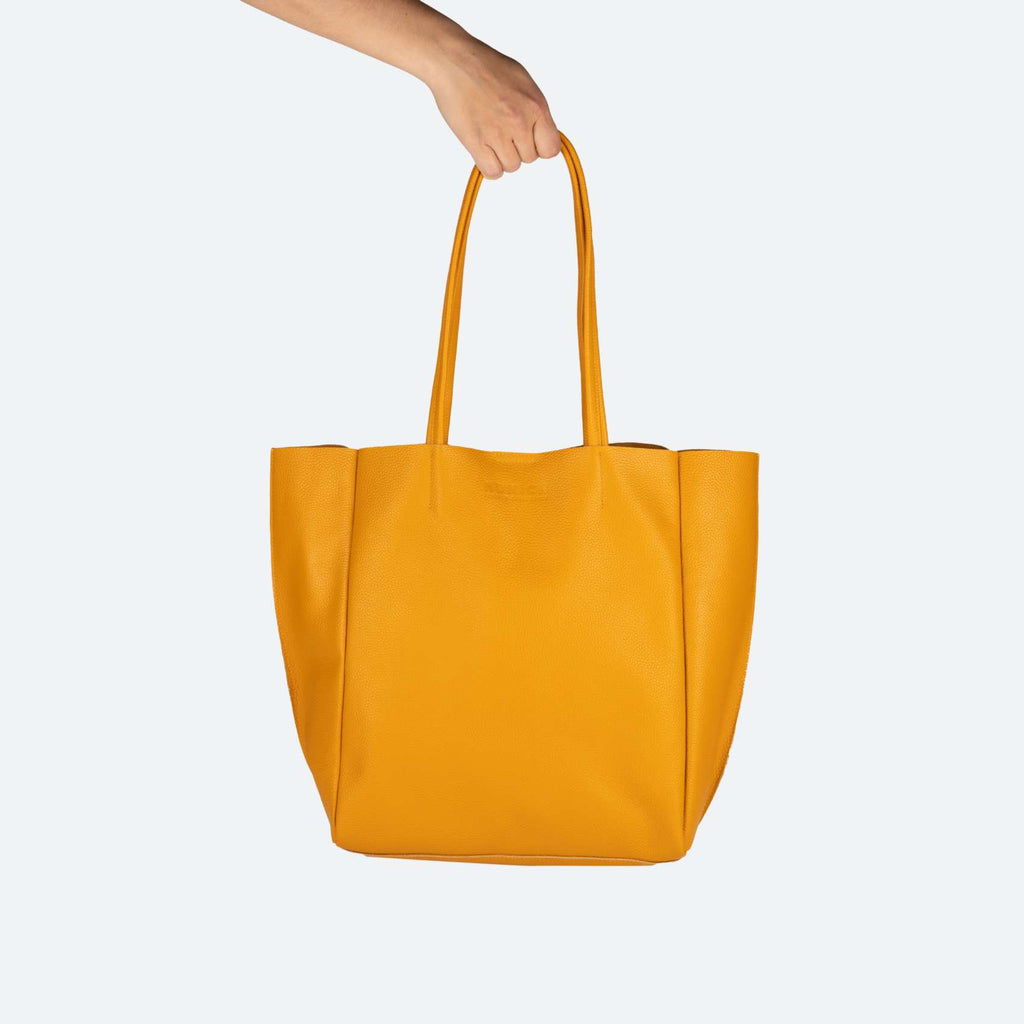Borsa da donna del marchio Munich, modello Loft Woman Shopper Moutard, di colore giallo.