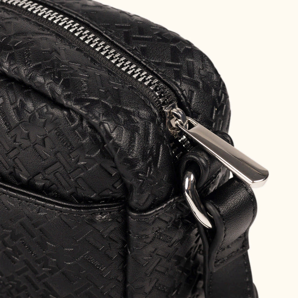 MUNICH Camera Crossbody Black: ブラック バッグ レディース