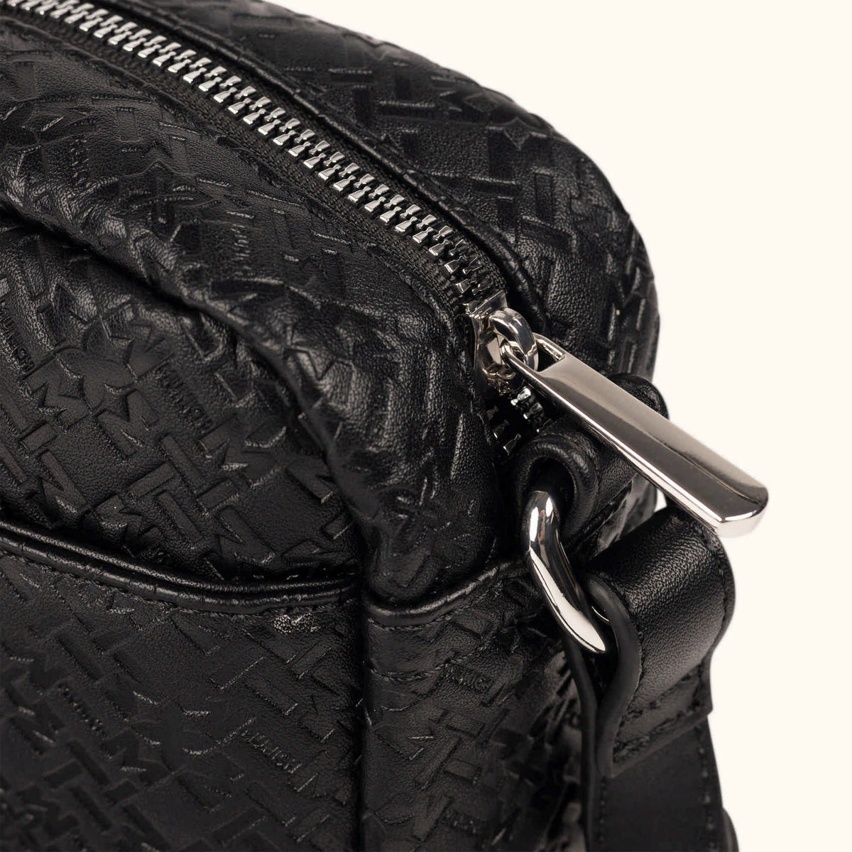 MUNICH Camera Crossbody Black: ブラック バッグ レディース