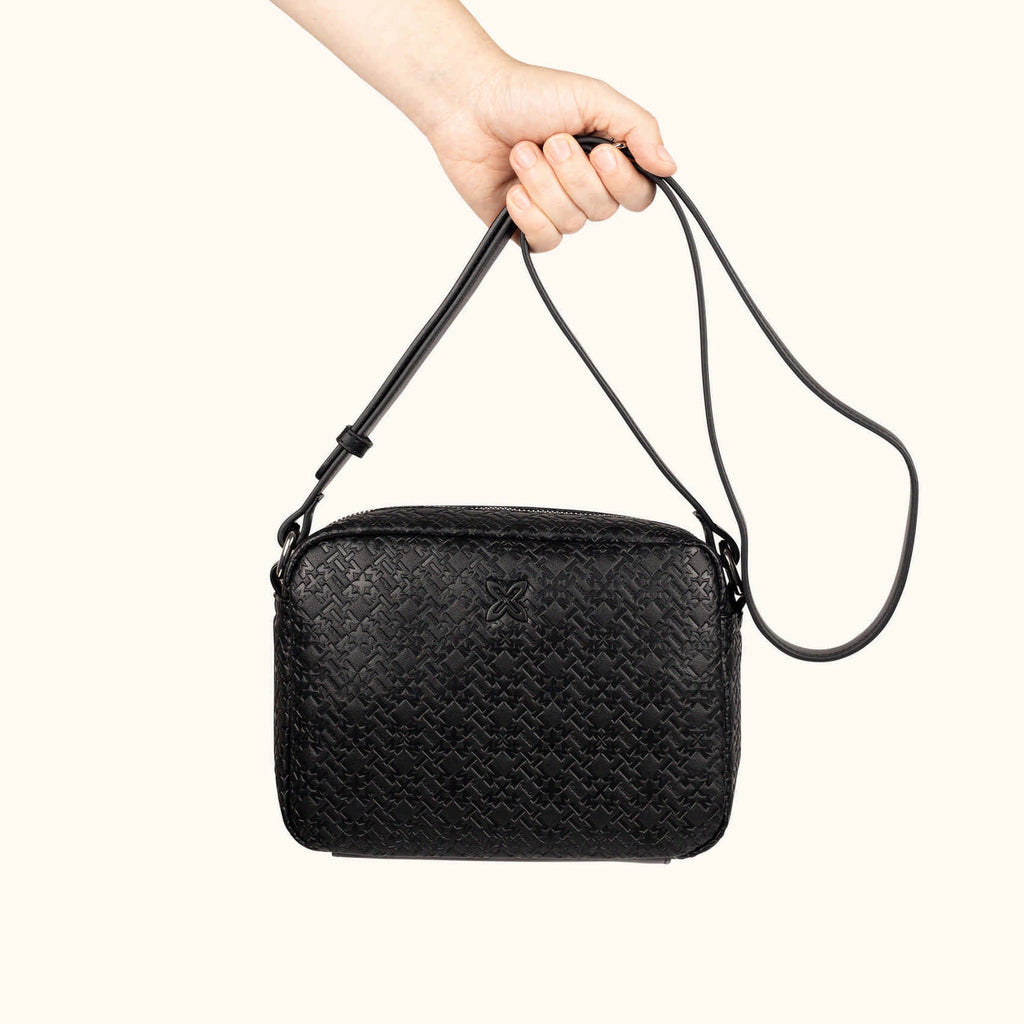 MUNICH Camera Crossbody Black: ブラック バッグ レディース