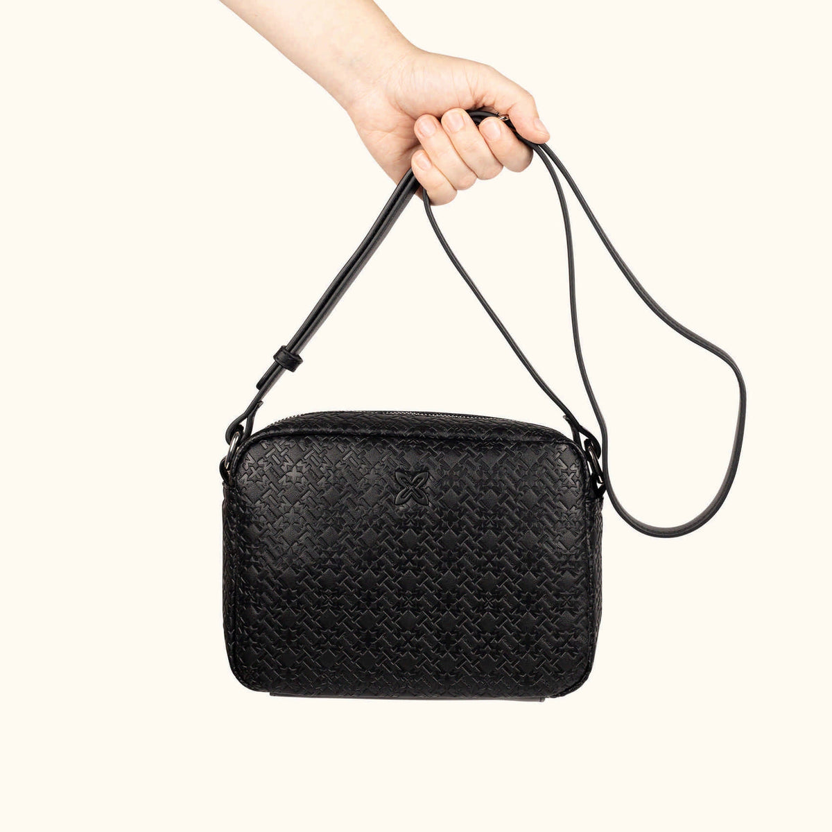 MUNICH Camera Crossbody Black: ブラック バッグ レディース
