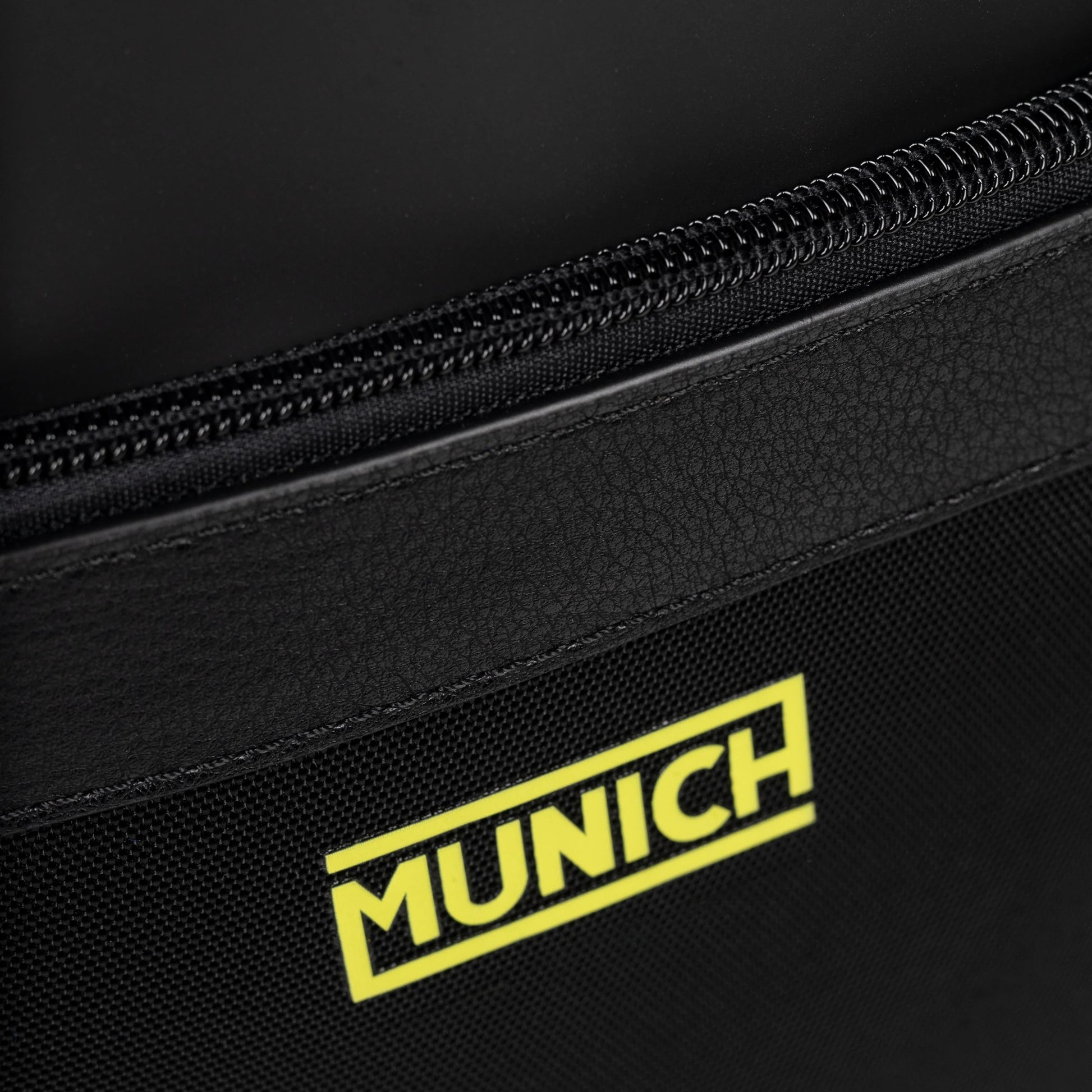 Mochila de la marca munich unisex modelo jungle crossbody black en color negro