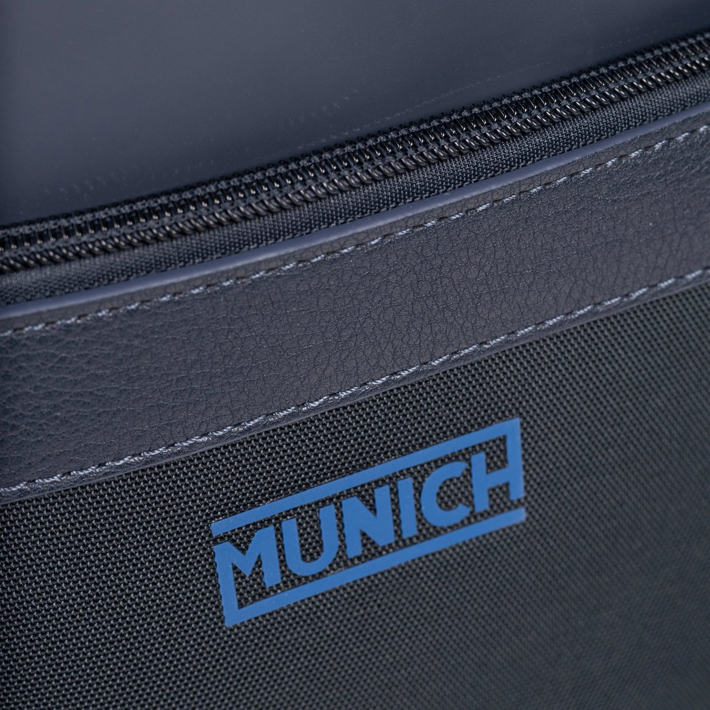 Mochila de la marca munich unisex modelo jungle crossbody blue en color azul