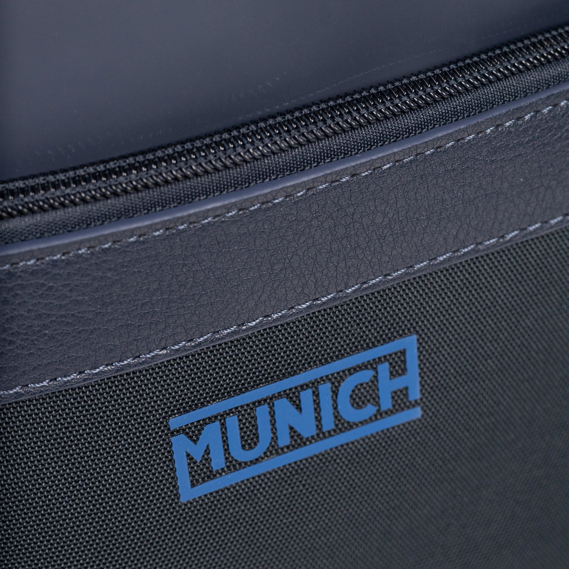 Mochila de la marca munich unisex modelo jungle crossbody blue en color azul