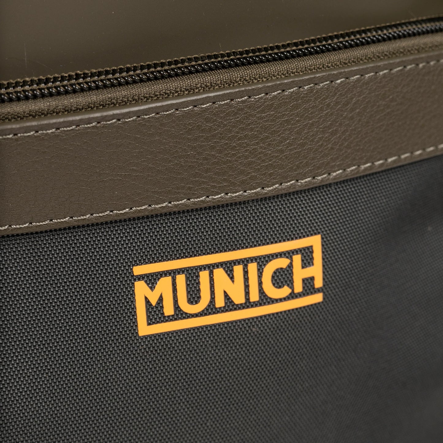 Mochila de la marca munich unisex modelo jungle crossbody khaki en color caqui