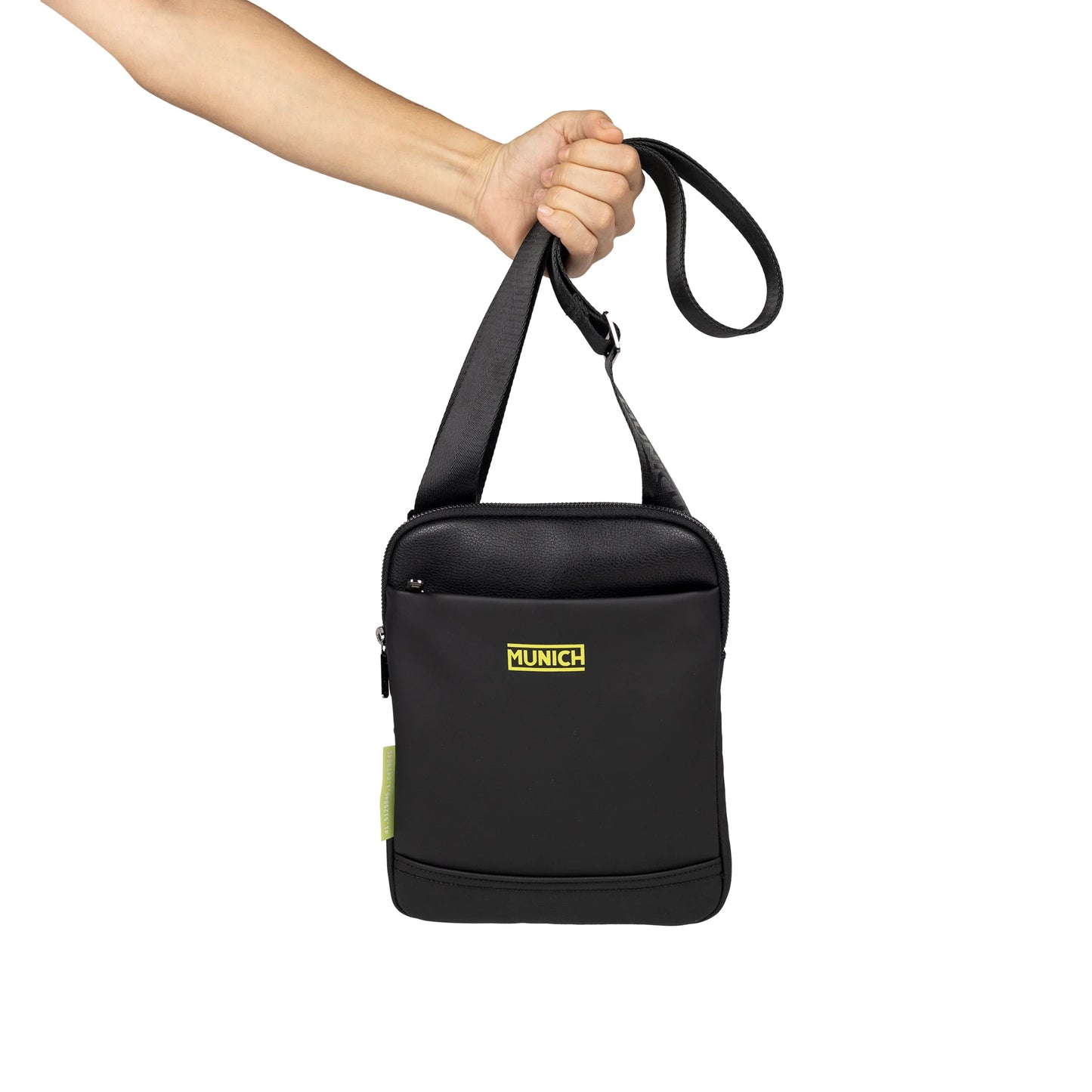 Mochila de la marca munich unisex modelo jungle crossbody slim black en color negro