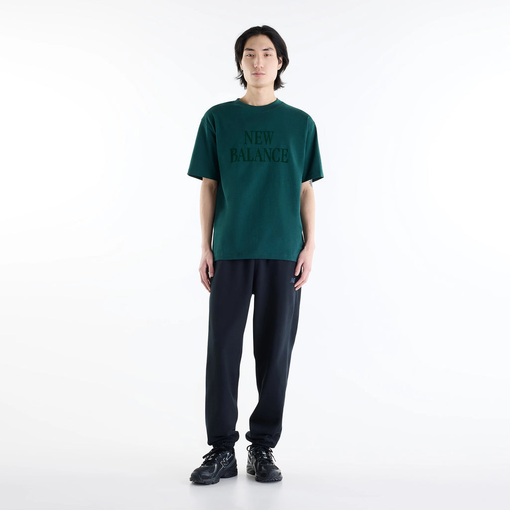 NEW BALANCE | CAMISETA | HOMBRE | ATHLETICS FLOCKED LOGO T-SHIRT GREEN | VERDE