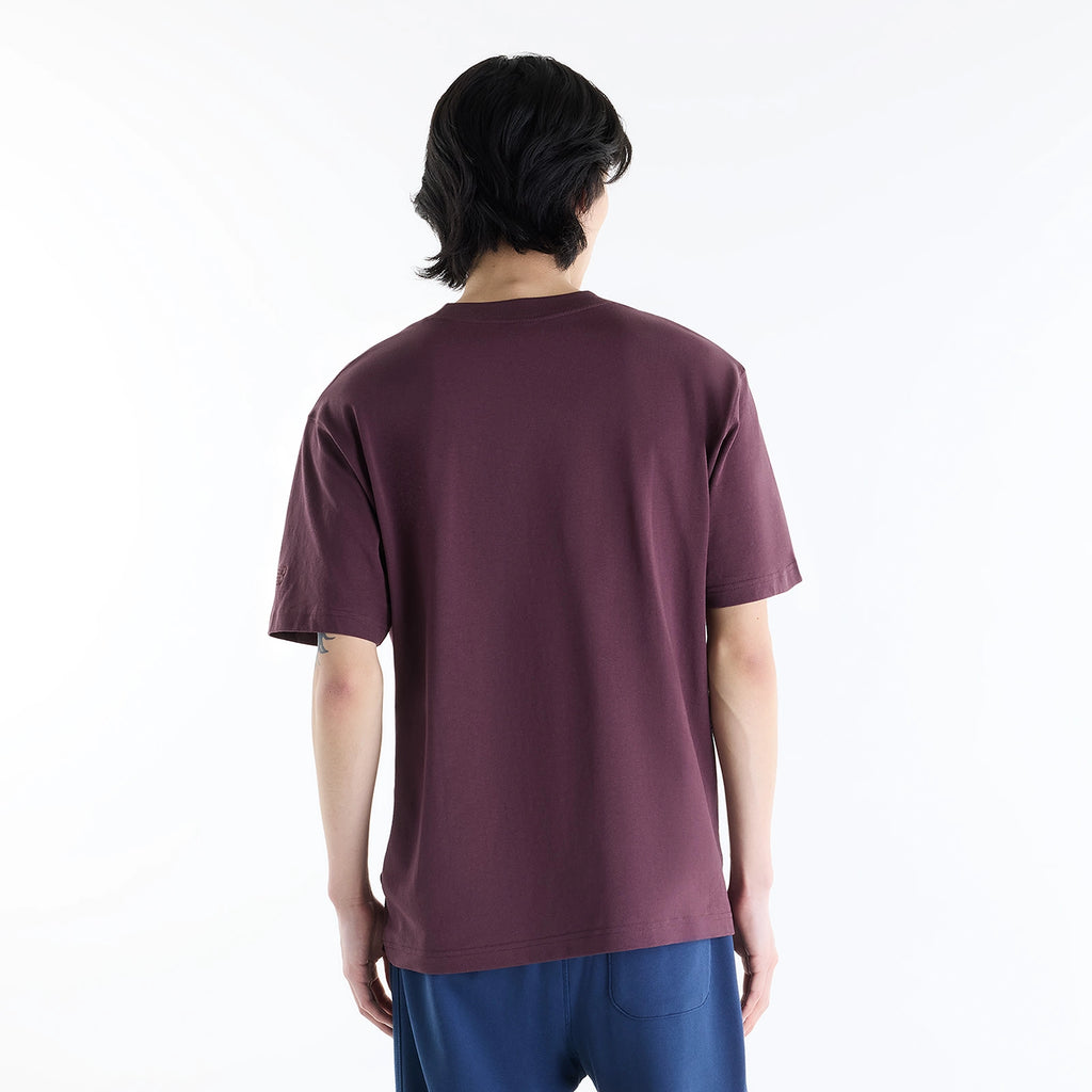 NEW BALANCE | CAMISETA | HOMBRE | ATHLETICS FLOCKED LOGO T-SHIRT BROWN | BURDEOS