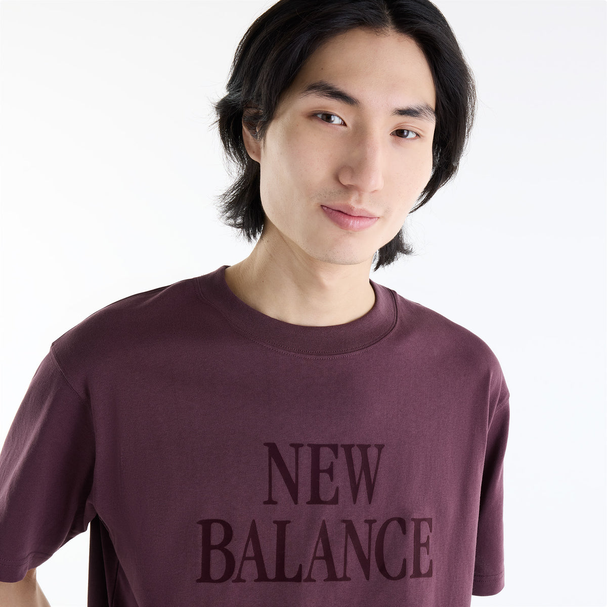 NEW BALANCE | CAMISETA | HOMBRE | ATHLETICS FLOCKED LOGO T-SHIRT BROWN | BURDEOS