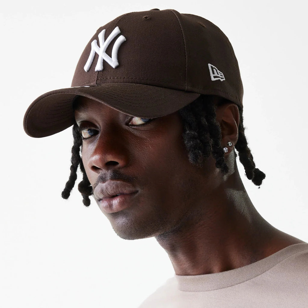 NEW ERA | GORRAS | UNISEX | NOS LEAGUE ESS 9FORTY NEYYAN BRSWHI | MARRÓN