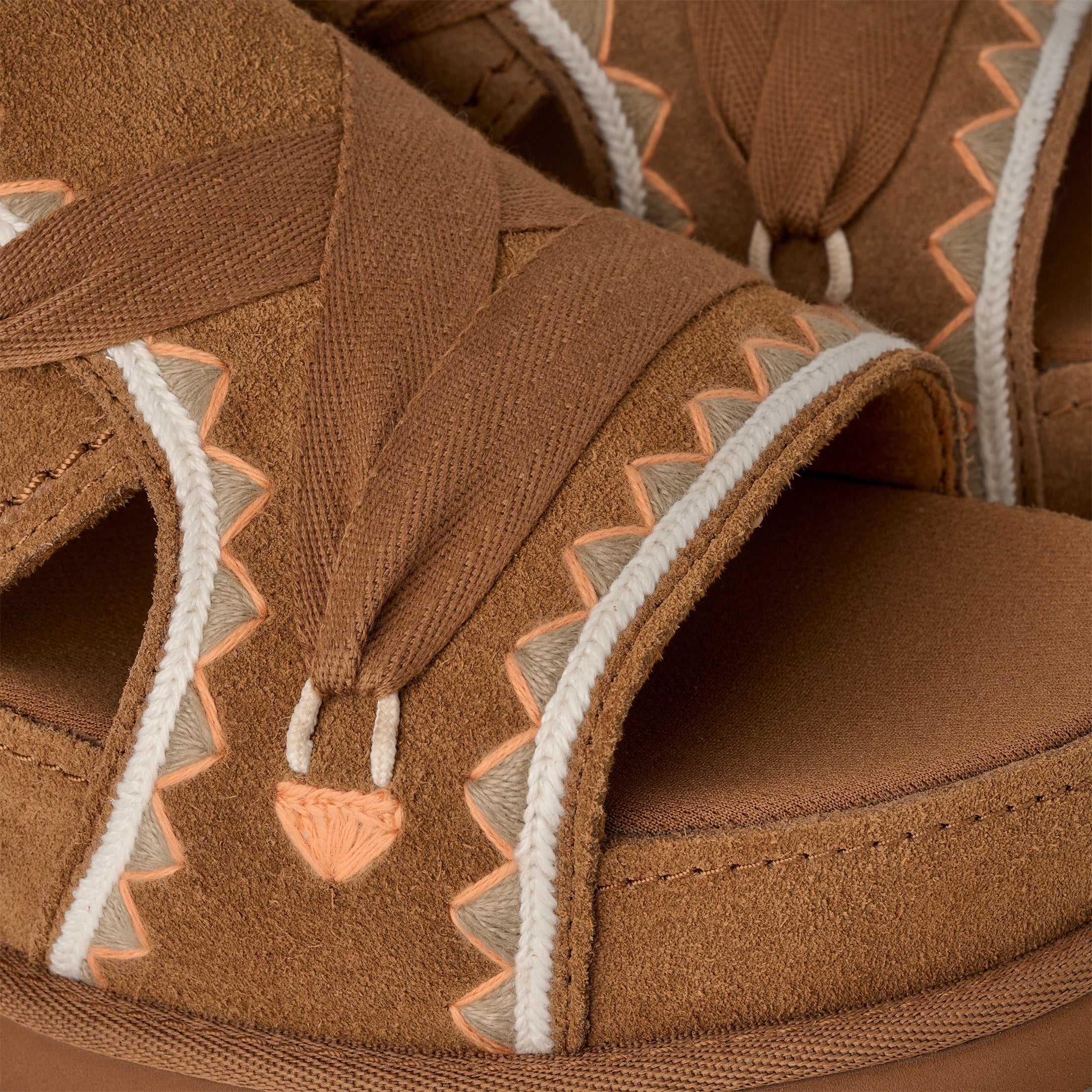 UGG W Goldenstar HI Artistitch Chestnut Multi: bruin sandalen voor dames