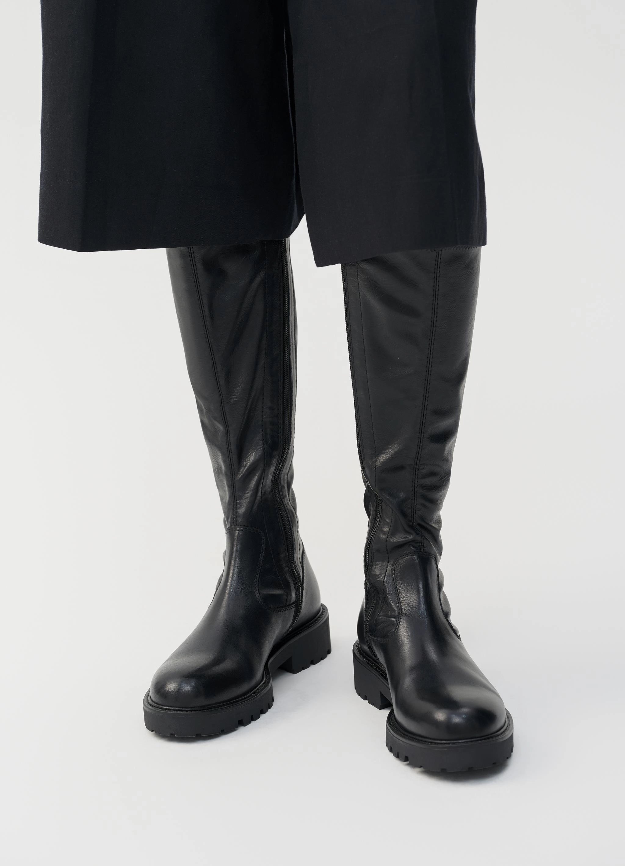 VAGABOND | BOTES | DONA | KENOVA | NEGRE