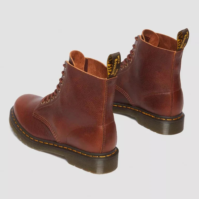 DR MARTENS | BOTAS UNISEX | 1460 PASCAL CASHEW AMBASSADOR CASHEW | MARRÓN