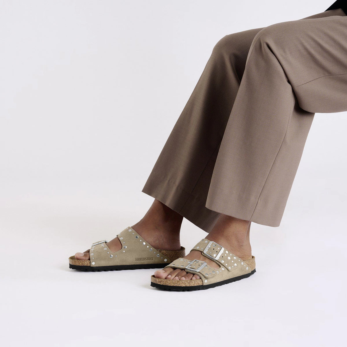 BIRKENSTOCK Arizona Rivet: бежевий сандалі для жінок