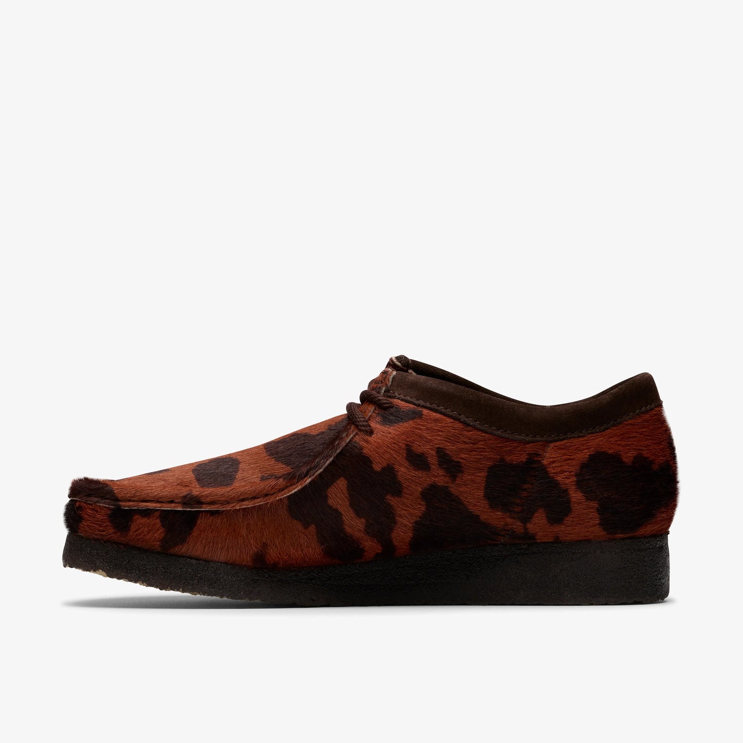 Zapatos Casual De La Marca Clarks  Para Hombre Modelo Wallabee Brown Cow Print En Color Marrón