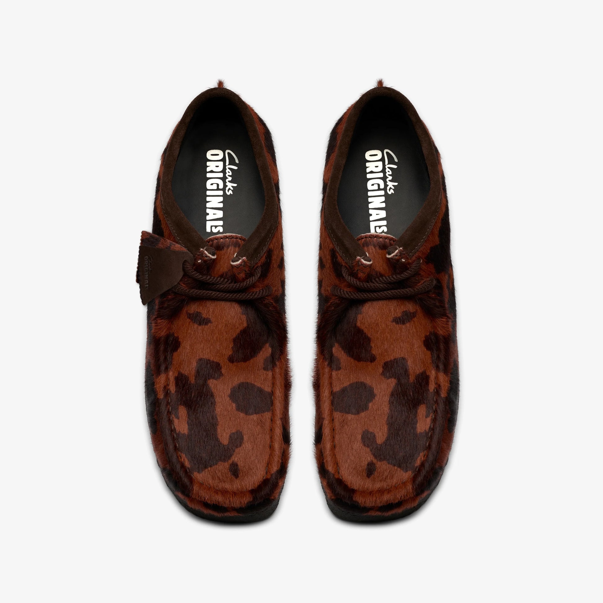Zapatos Casual De La Marca Clarks  Para Hombre Modelo Wallabee Brown Cow Print En Color Marrón